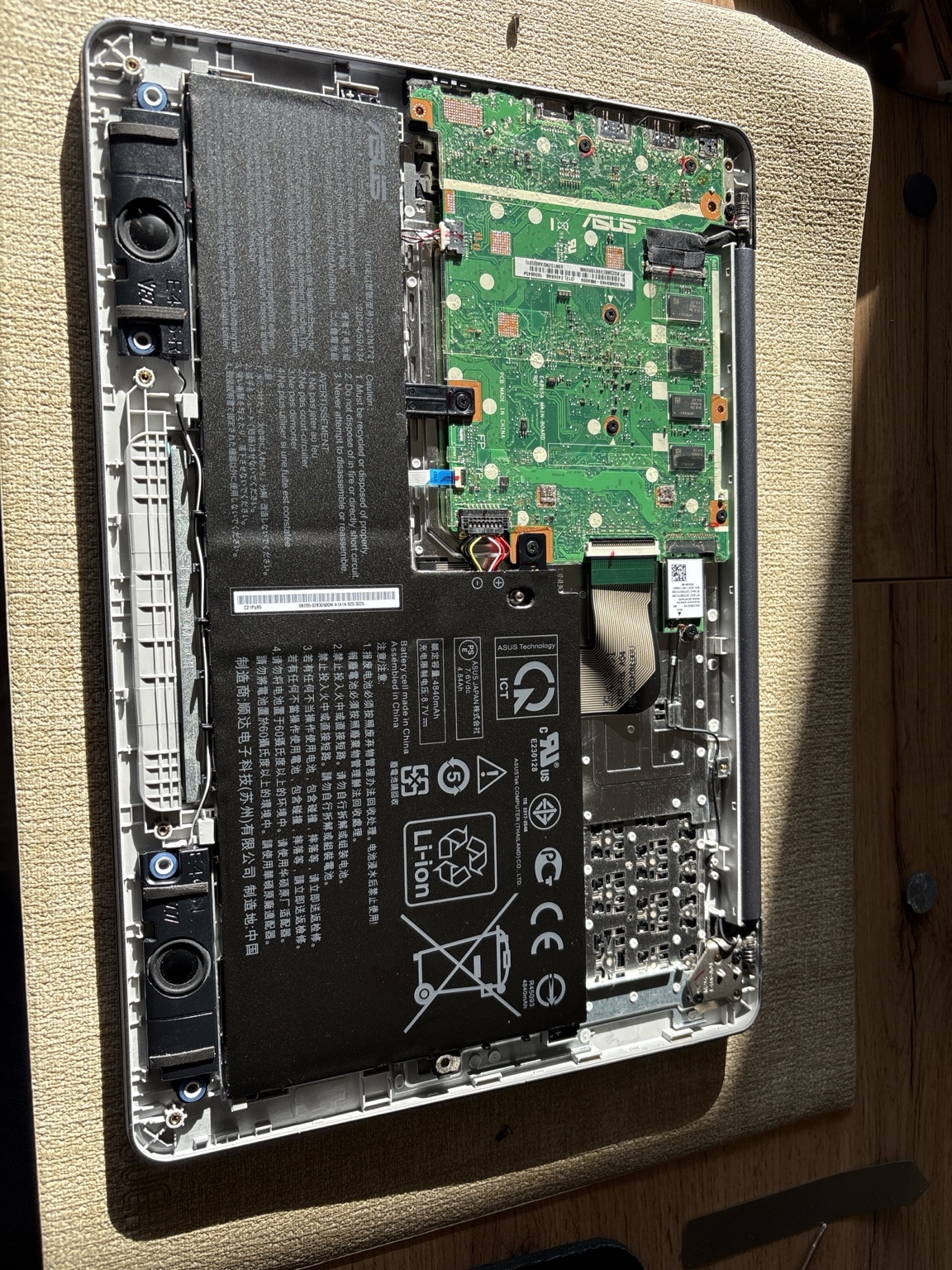 Intérieur d'un ordinateur portable Asus ouvert pour maintenance