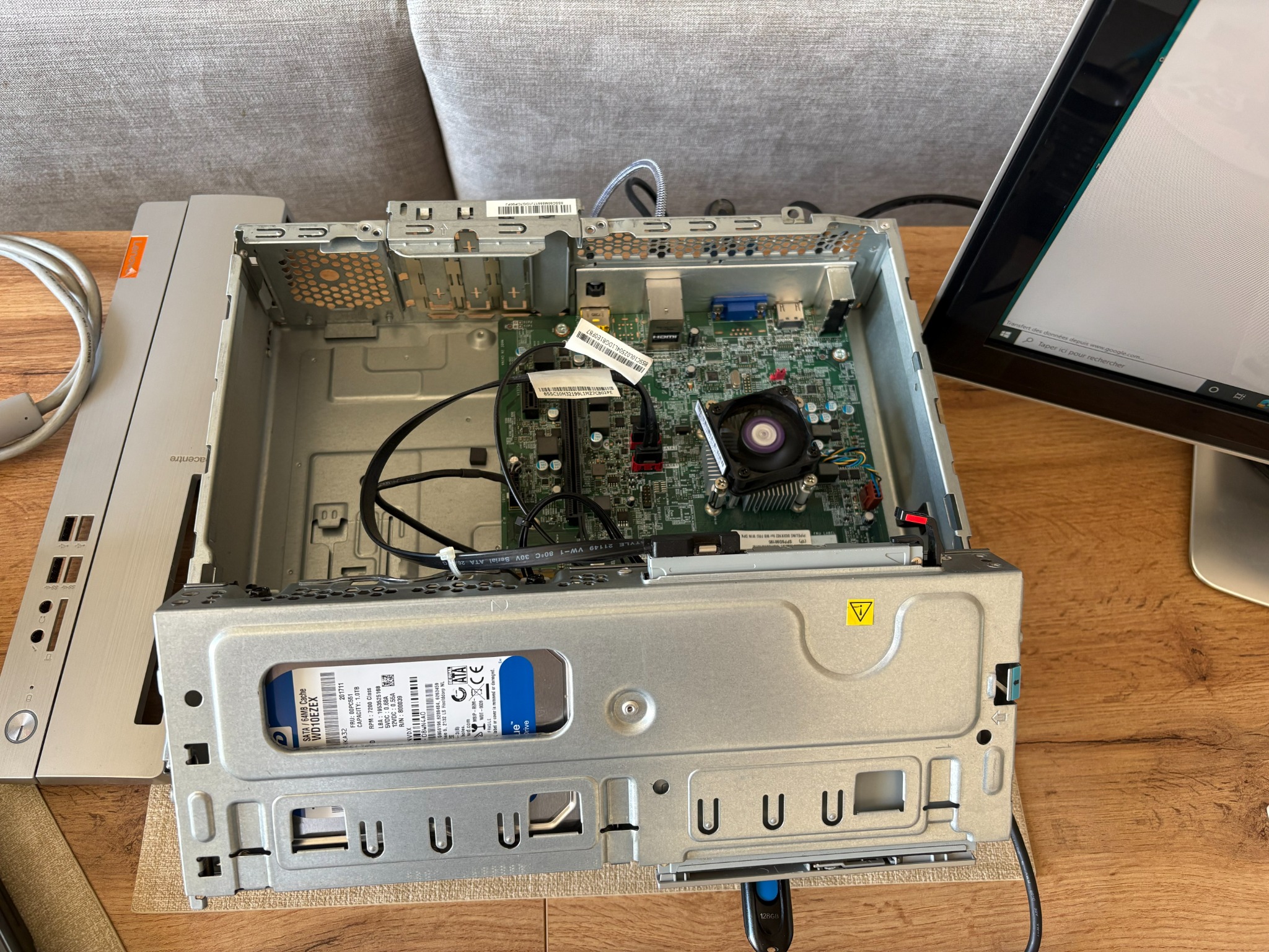 Petit PC Lenovo ouvert pour intervention et mise à niveau