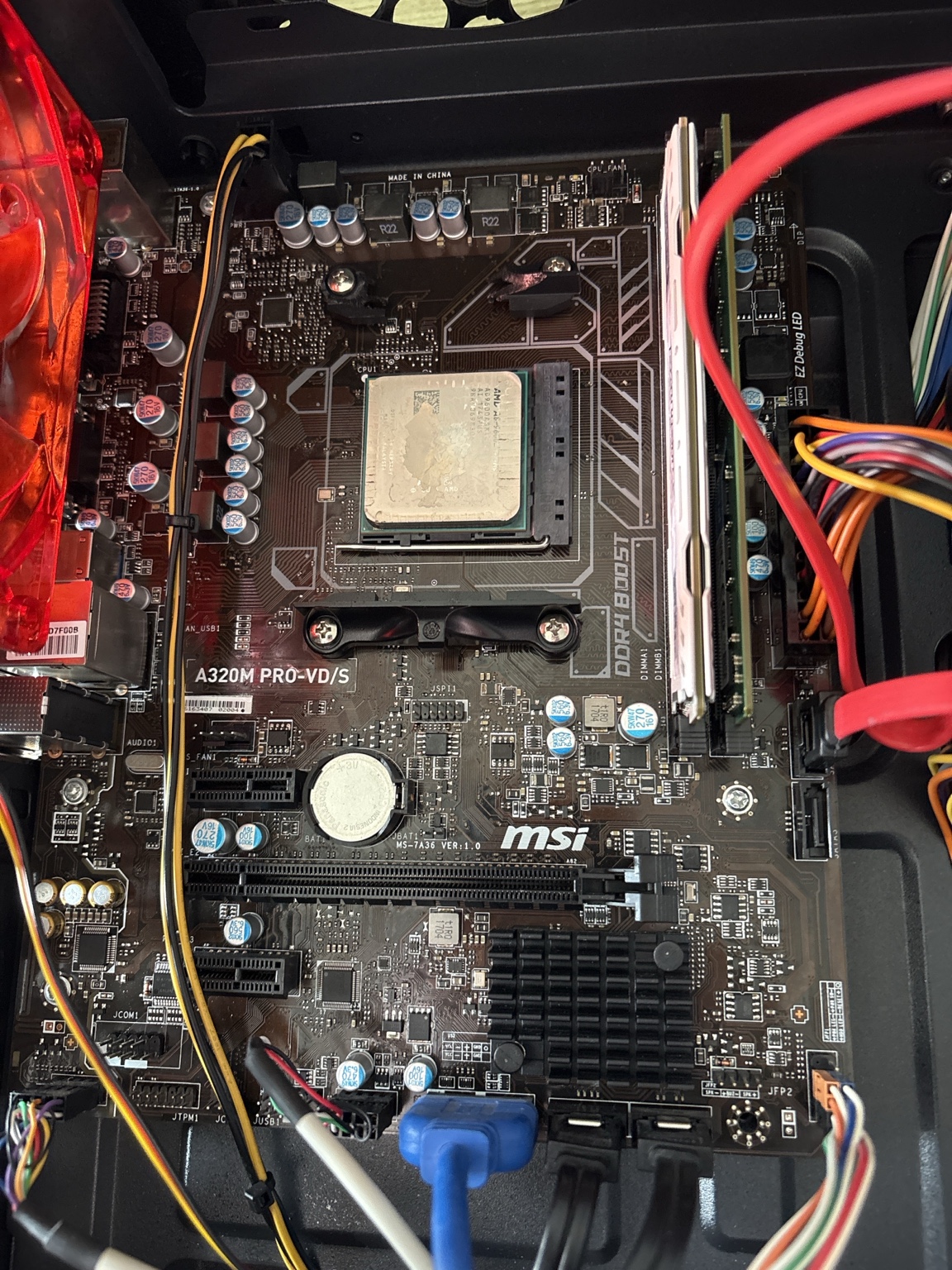 Carte mère MSI avec processeur AMD en cours d'intervention