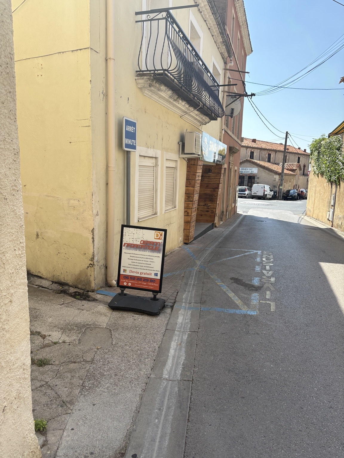 Stop-trottoir Dépann' Informatique installé dans la rue à Pinet